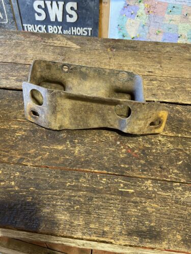 2007 2008 2009 DODGE RAM CUMMINS AUTO TRANSMISSION MOUNT BRACKET 68RFE 52121494