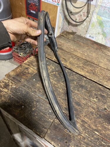 1989-1993 DODGE RAM 150 250 350 DRIVER SIDE VENT WINDOW RUBBER SEAL 4354607 LH