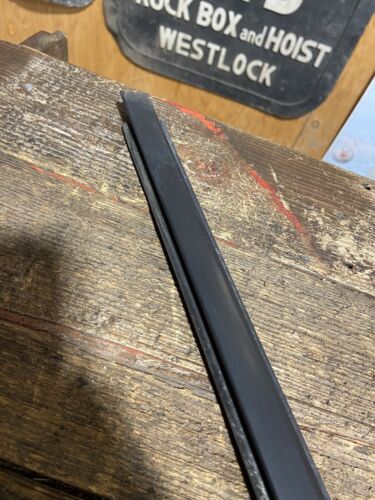 1994-2002 DODGE RAM 1500 2500 3500 DRIVER WINDOW DOOR EXTERIOR SEAL