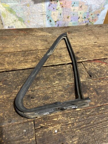 1989-1993 DODGE RAM 150 250 350 DRIVER SIDE VENT WINDOW RUBBER SEAL 4354607 LH