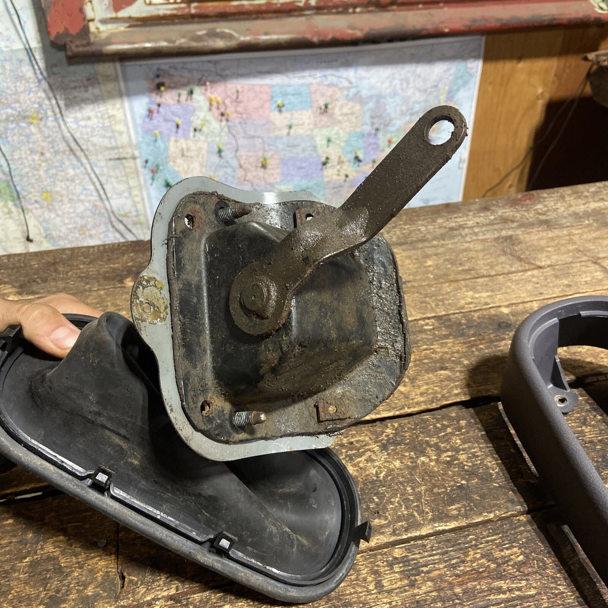 1998 - 2002 DODGE RAM 2500 3500 CUMMINS 4X4 SHIFTER  ASSEMBLY LIGHT GREY COVER