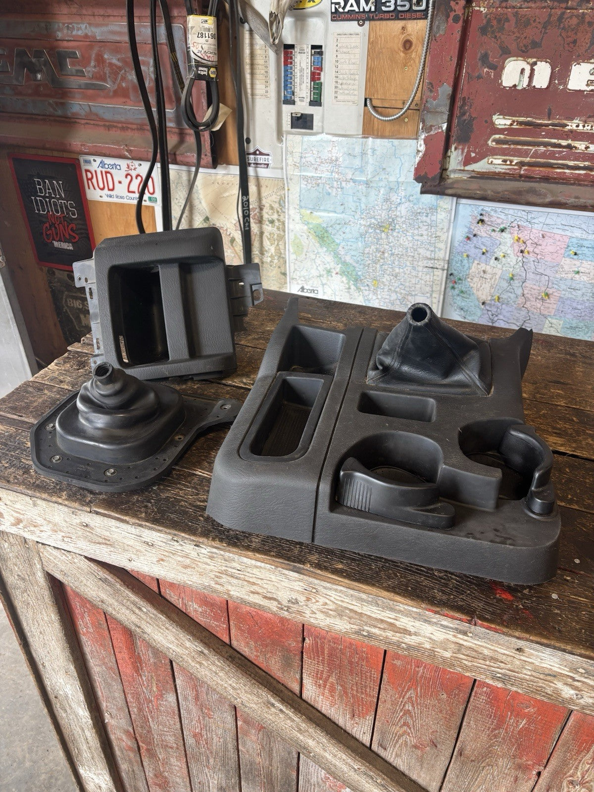 2003 - 2005 DODGE RAM MANUAL TRANSMISSION SHIFTER SURROUND FLOOR CONSOLE BOOTS