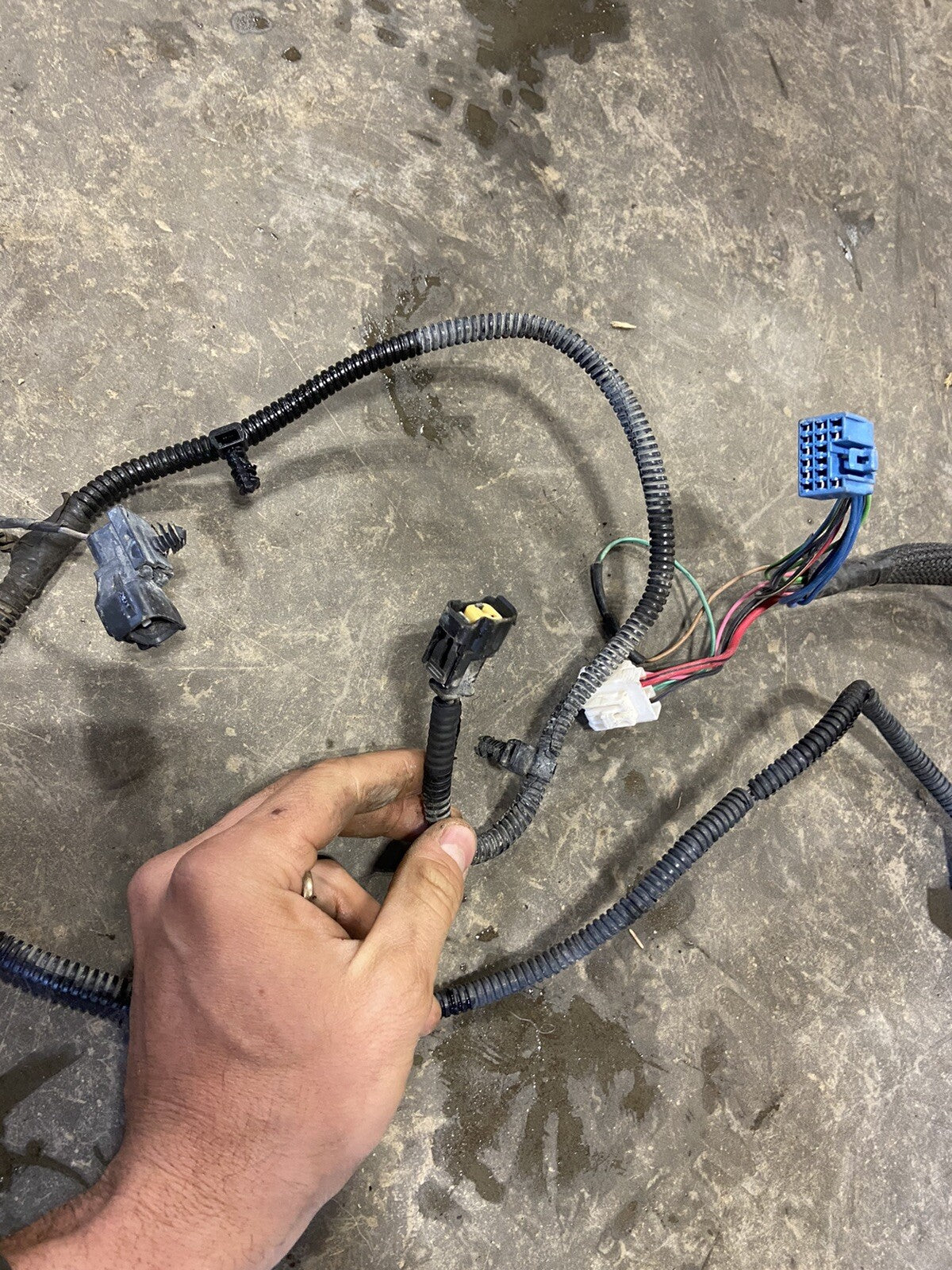 2000 DODGE RAM 2500 3500 CUMMINS ENGINE BAY FUSEBOX WIRING HARNESS PN 56045426AE