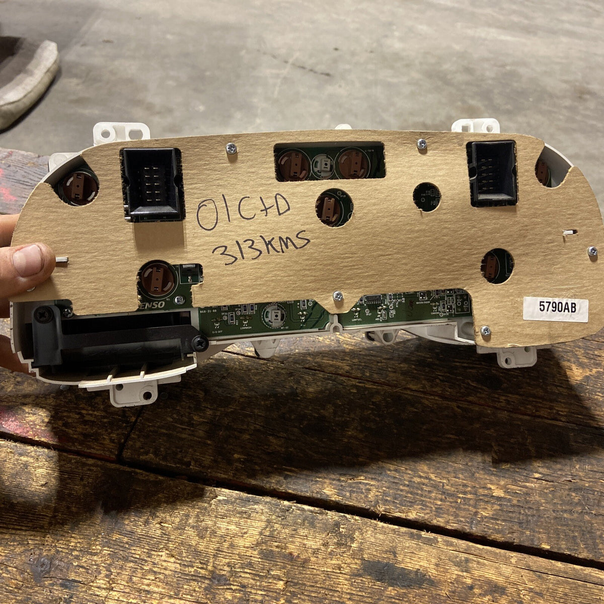 2001 2002 DODGE RAM 2500 3500 CUMMINS INSTRUMENT GAUGE CLUSTER 313km 56045790AB