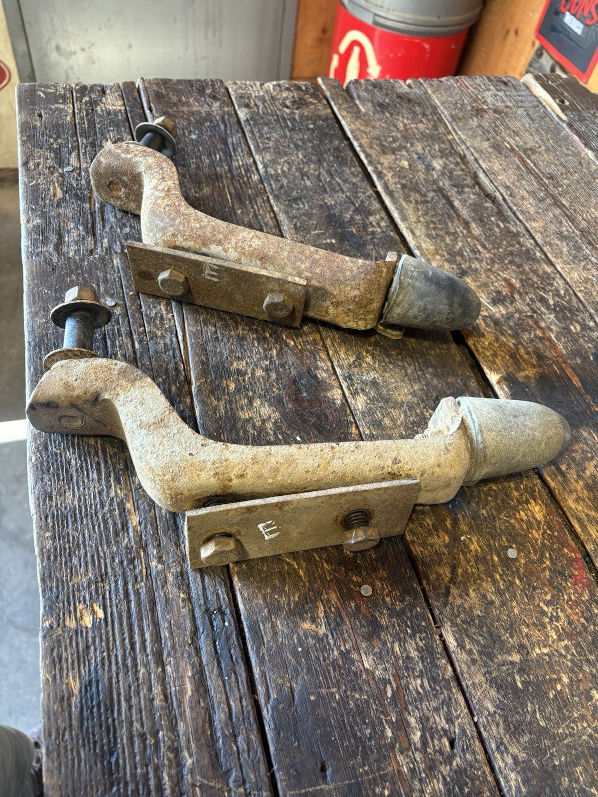 1989 - 1993 1ST GEN DODGE RAM 250 350 FRONT DANA 60 4X4 SHOCK MOUNT BRACKETS