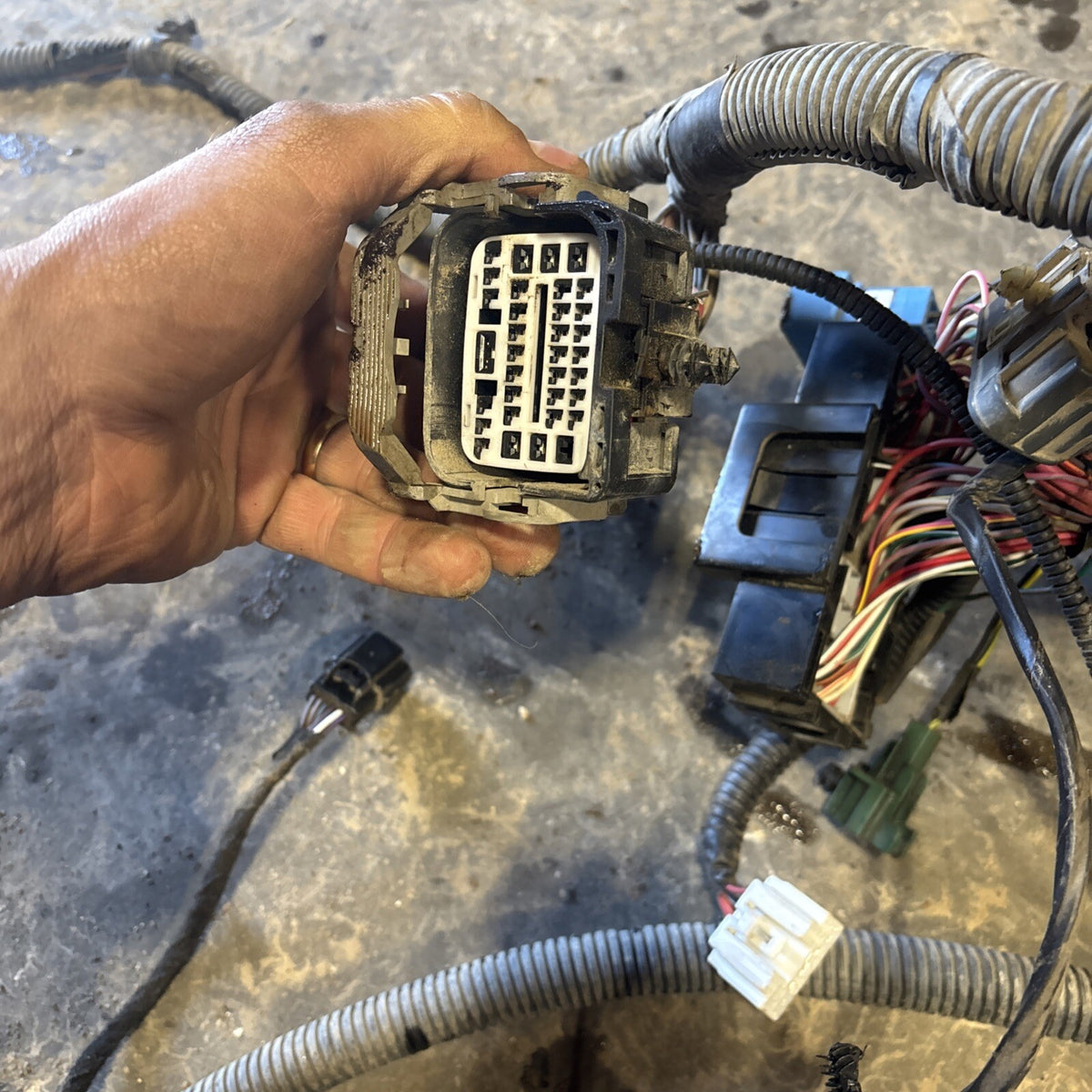 2008 DODGE RAM 2500 3500 6.7L CUMMINS 6spd G56 ENGINE BAY HARNESS 68035301ac