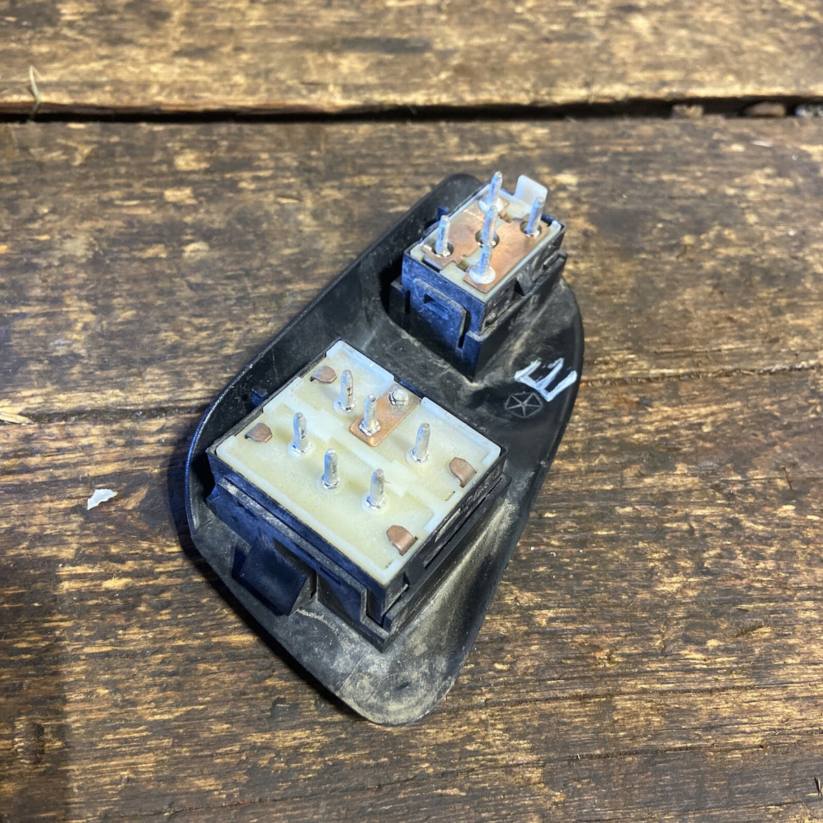 1994 -1997 DODGE RAM 1500 2500 3500 DRIVERS DRIVER WINDOW LOCK SWITCH