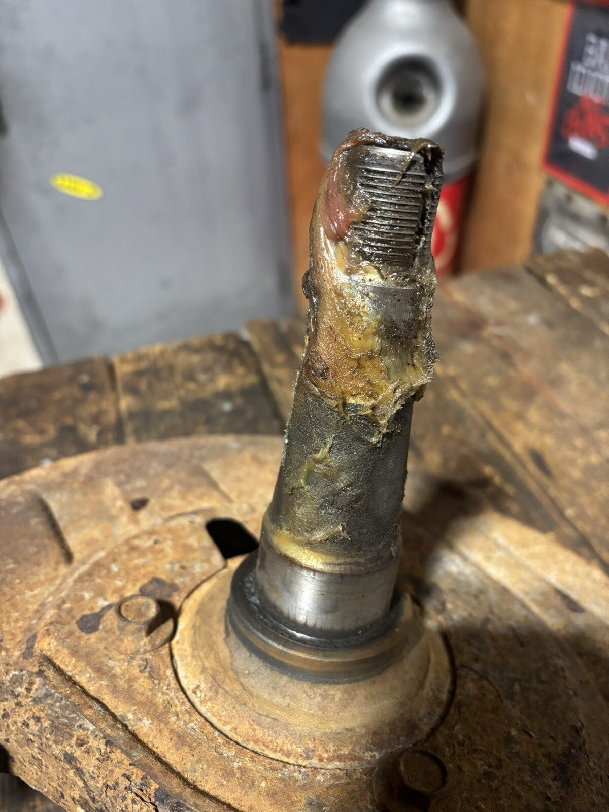 1994 - 1998 DODGE RAM 2500 CUMMINS 2WD STEERING KNUCKLE SPINDLE DRIVER SIDE