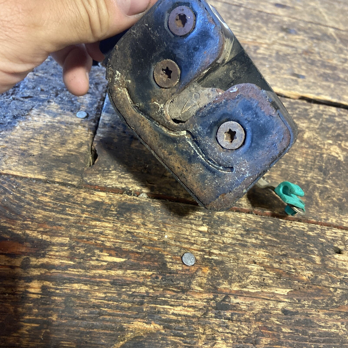 1998-2002 DODGE RAM 2500 3500 REAR PASSENGER LOWER DOOR LATCH WORKS GOOD