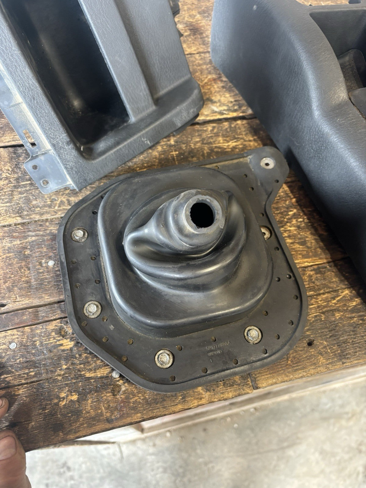 2003 - 2005 DODGE RAM MANUAL TRANSMISSION SHIFTER SURROUND FLOOR CONSOLE BOOTS