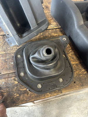 2003 - 2005 DODGE RAM MANUAL TRANSMISSION SHIFTER SURROUND FLOOR CONSOLE BOOTS