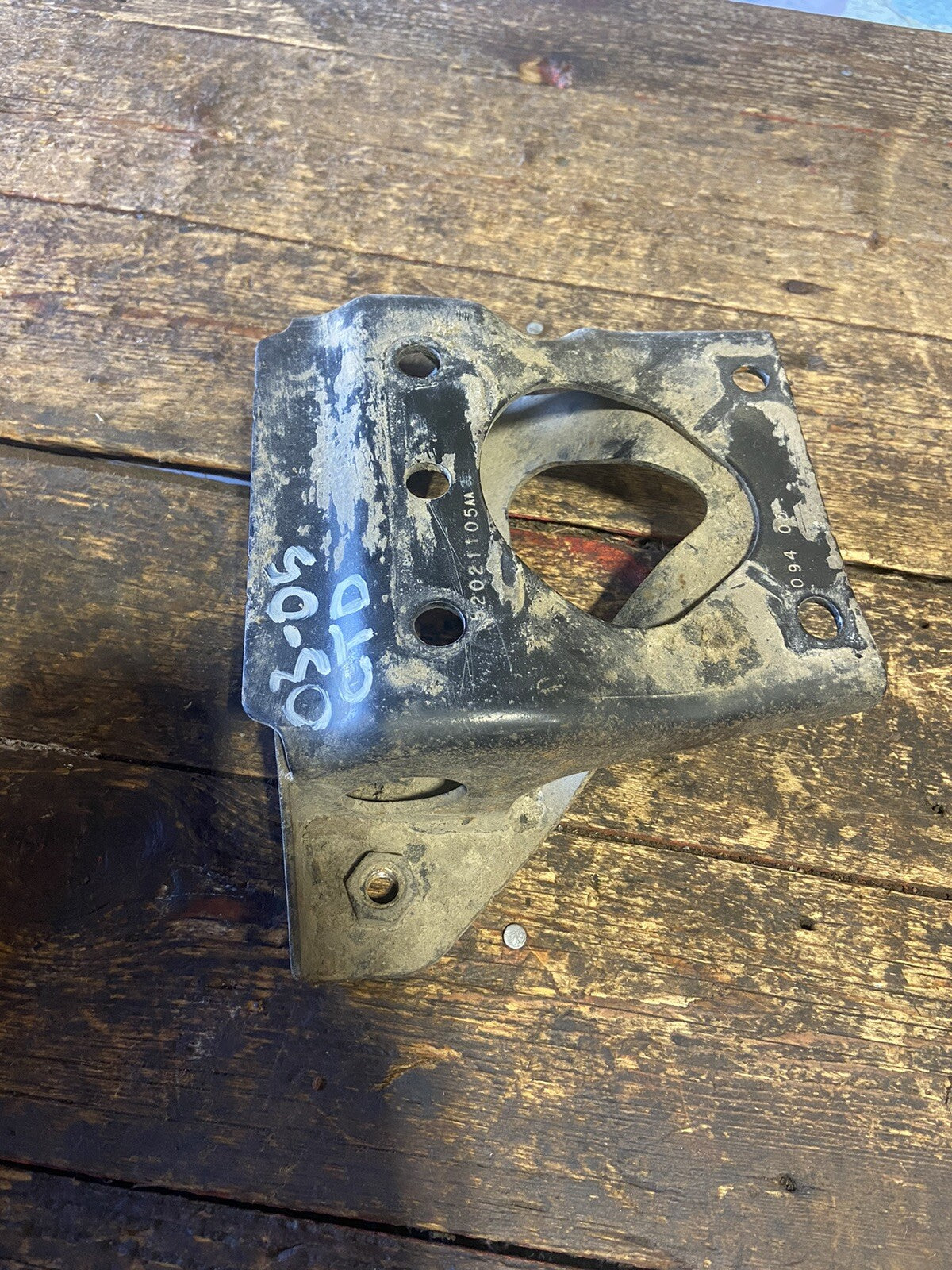 2003 2004 2005 DODGE RAM CUMMINS AUTOMATIC TRANSMISSION MOUNT BRACKET 52021105AA