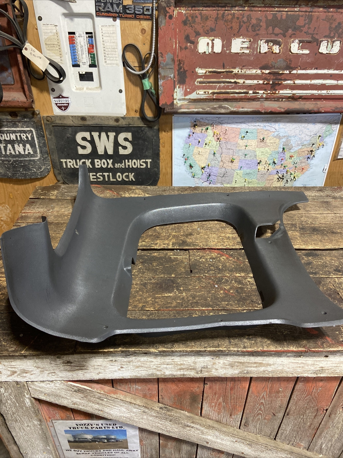 DRIVERS SIDE EXTENDED CAB REAR WINDOW TRIM GREY 1989-1993 DODGE RAM 55028913