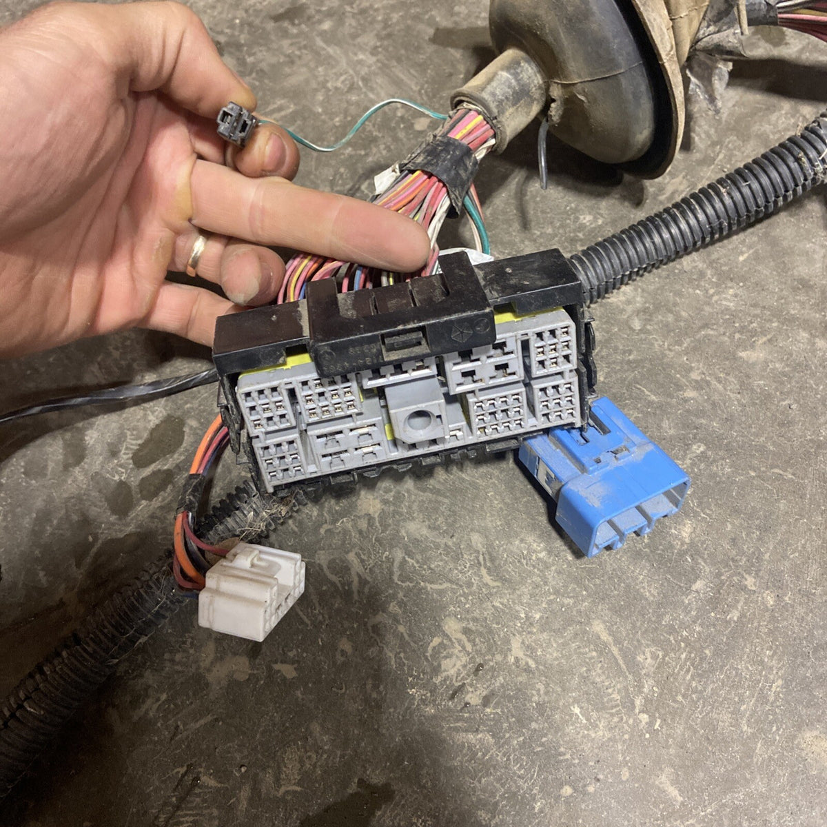 2006 DODGE RAM 2500 3500 CUMMINS ENGINE BAY WIRING HARNESS 56051330AD