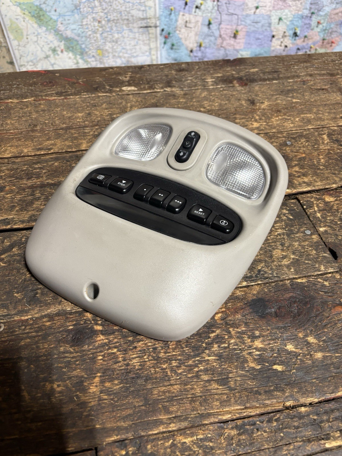 2006 2007 2008 2009 DODGE RAM OVERHEAD CONSOLE WITH SUNROOF CONTROLS 56046107aa