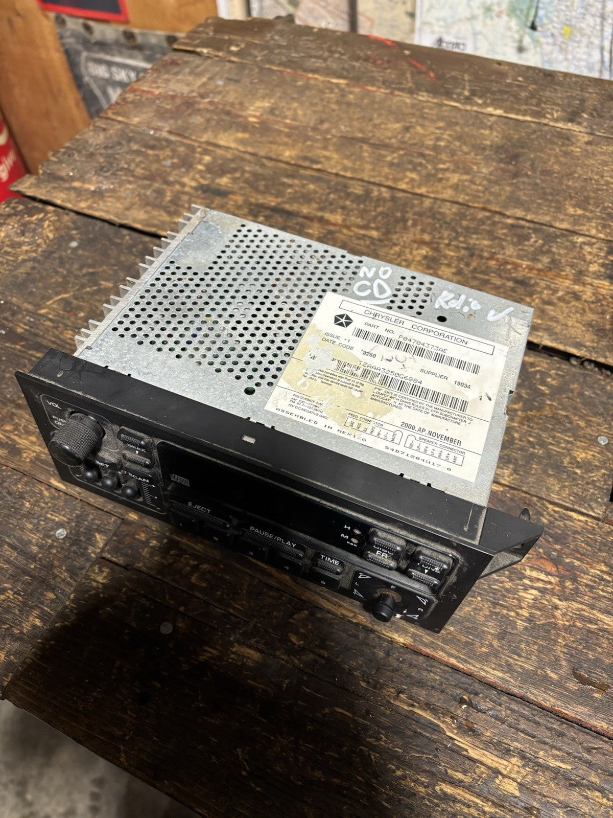 1994 - 2002 DODGE RAM 1500 2500 3500 OEM RADIO CD PLAYER P04704373