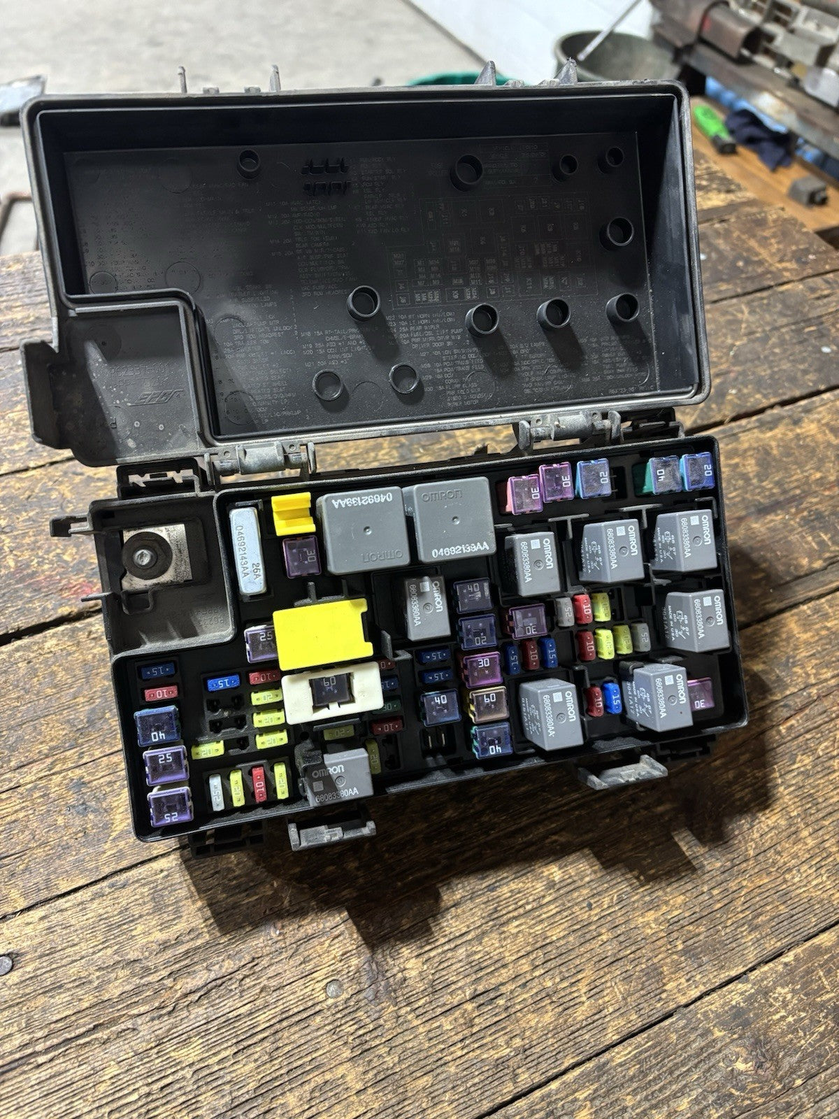 2011 RAM 1500 2500 3500 TIPM INTEGRATED POWER MODULE FUSE BOX 04692319 AJ