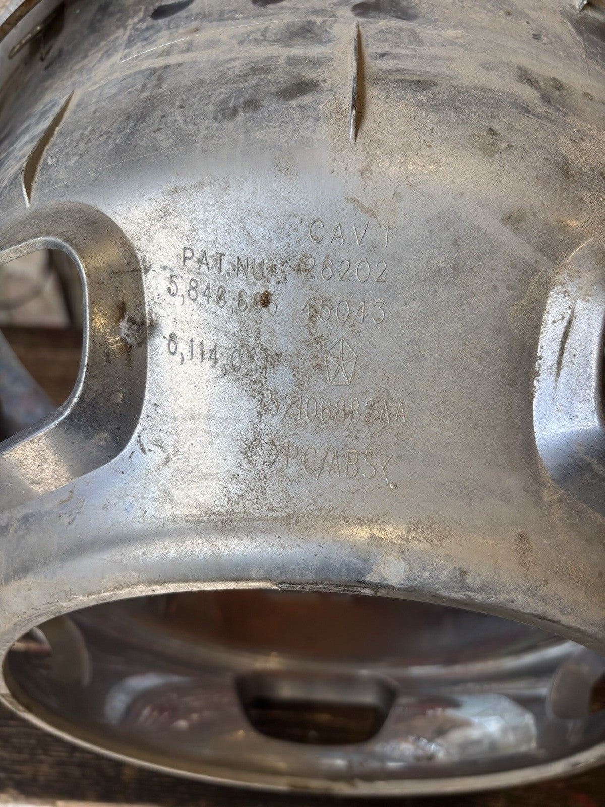 2003 - 2012 DODGE RAM 3500 DUALLY REAR HUB CENTER CAP DISH WHEEL COVER 52106882