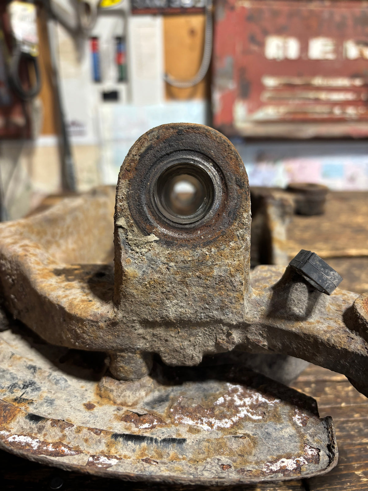 2010 -2012 DODGE RAM 2500 3500 CUMMINS / HEMI DRIVER STEERING KNUCKLE SPINDLE