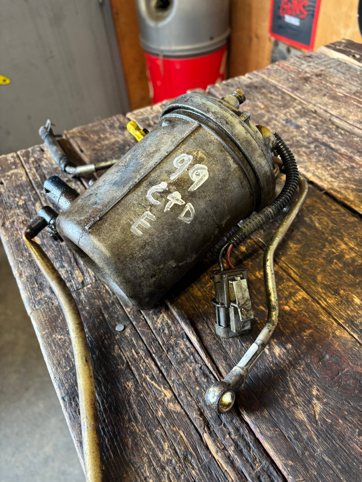 1998 1999 DODGE RAM 2500 3500 5.9L 24V CUMMINS FUEL FILTER HOUSING 3943976