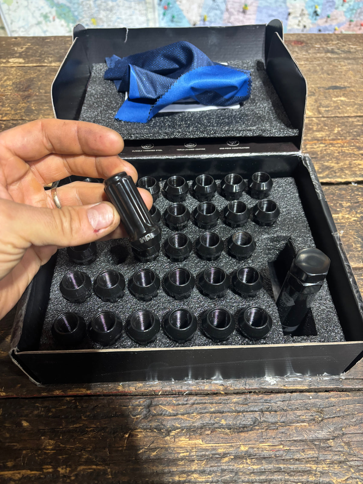 NEW SET OF 32 SPLINED 9/16 BLACK LUG NUTS