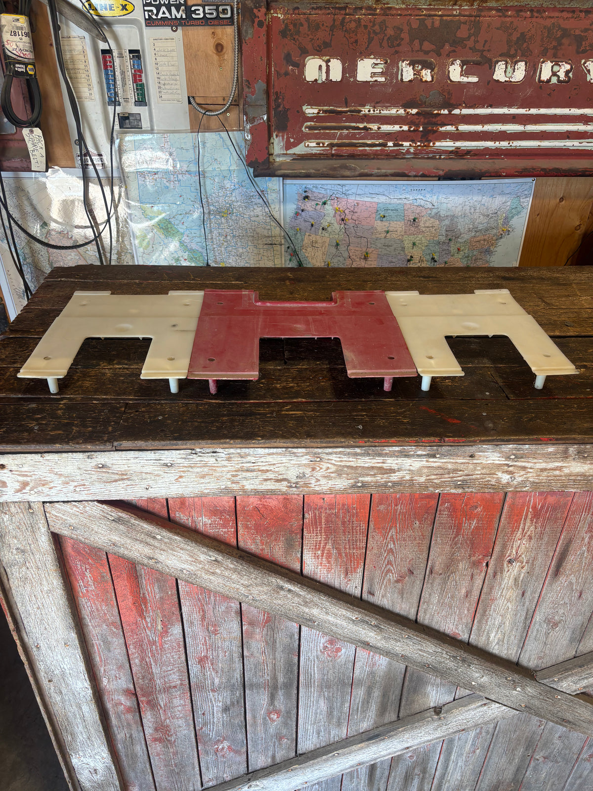 89-93 Ram LE Tailgate Plastic Supports