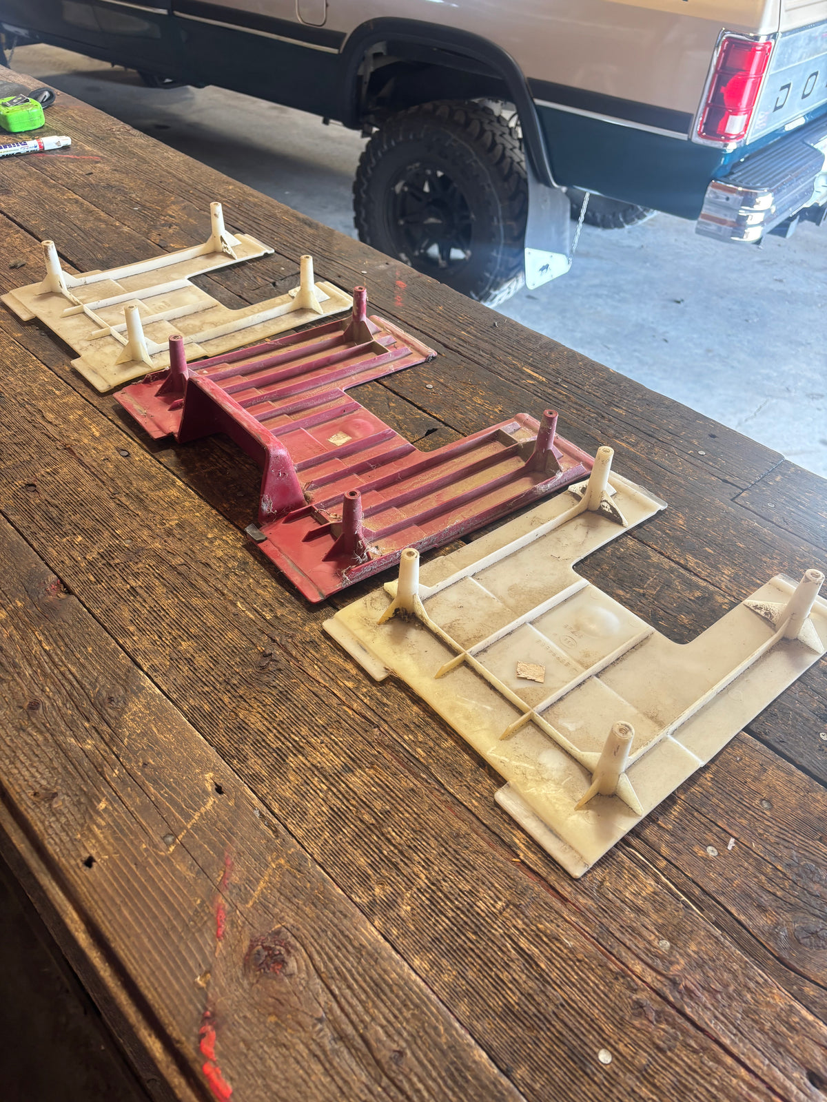 89-93 Ram LE Tailgate Plastic Supports