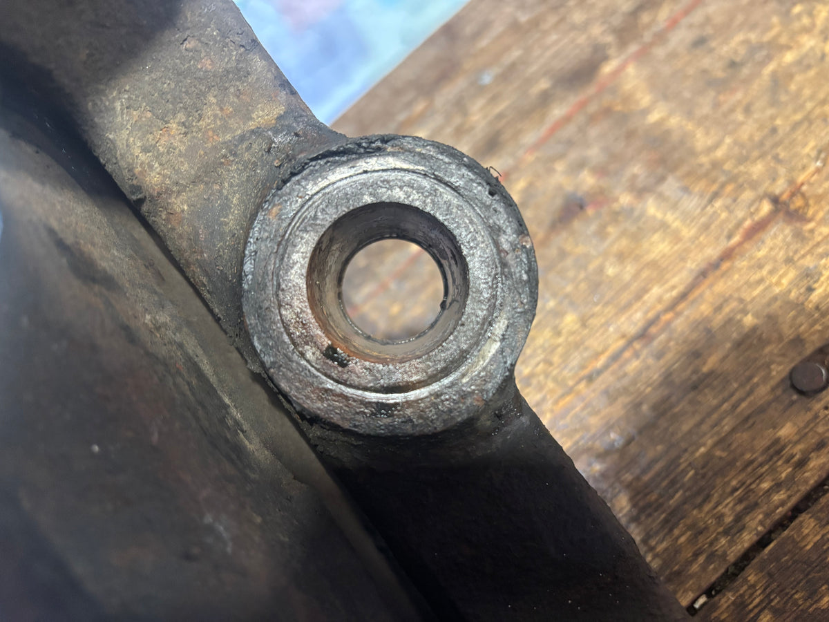 2010 -2012 DODGE RAM 2500 3500 CUMMINS / HEMI PASSENGER STEERING KNUCKLE SPINDLE