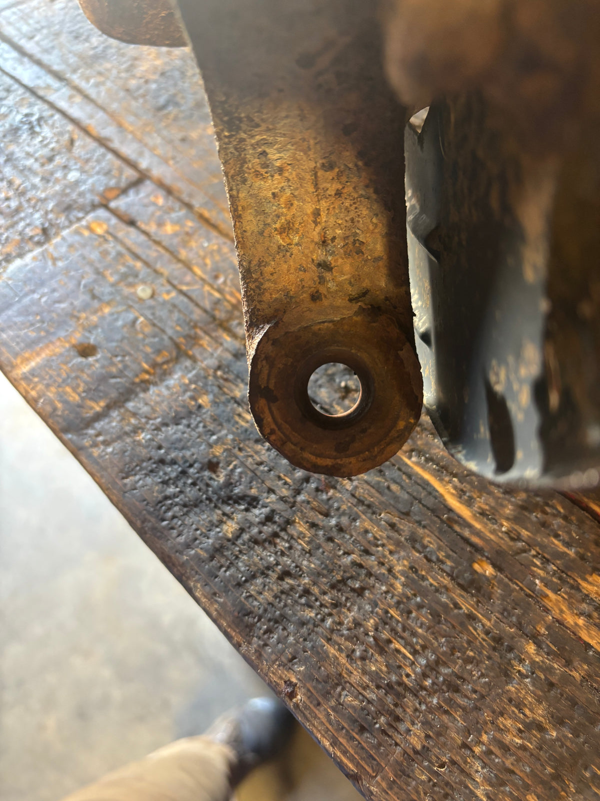 2010 -2012 DODGE RAM 2500 3500 CUMMINS / HEMI PASSENGER STEERING KNUCKLE SPINDLE