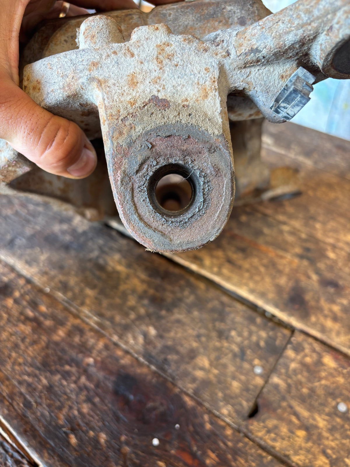 2010 -2012 DODGE RAM 2500 3500 CUMMINS / HEMI PASSENGER STEERING KNUCKLE SPINDLE