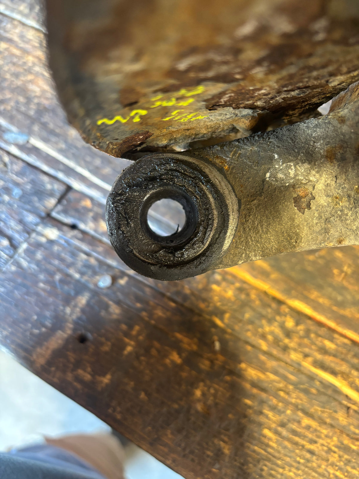 2010 -2012 DODGE RAM 2500 3500 CUMMINS / HEMI DRIVER STEERING KNUCKLE SPINDLE