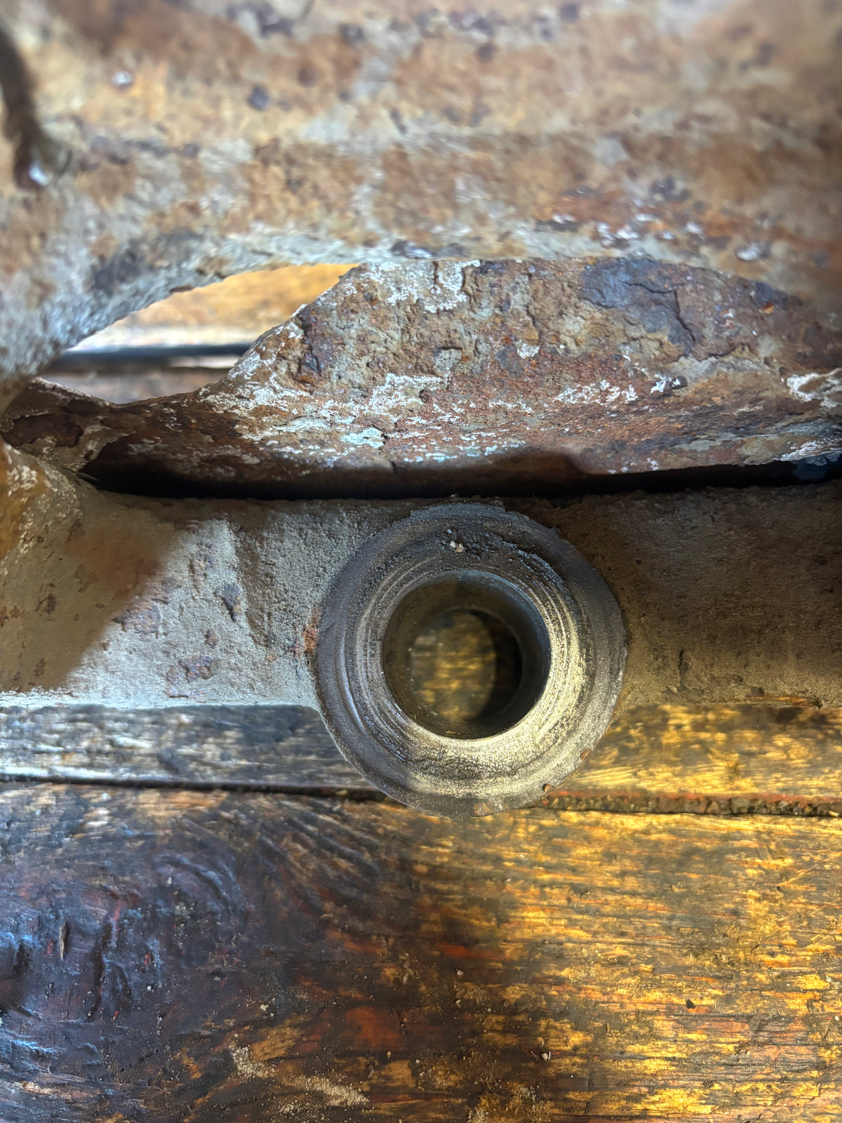 2010 -2012 DODGE RAM 2500 3500 CUMMINS / HEMI DRIVER STEERING KNUCKLE SPINDLE