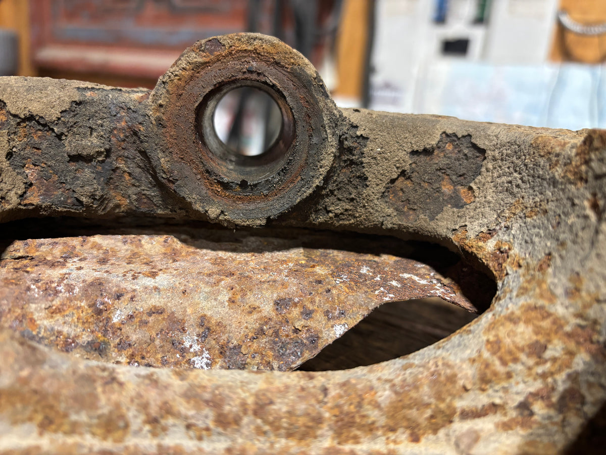 2010 -2012 DODGE RAM 2500 3500 CUMMINS / HEMI DRIVER STEERING KNUCKLE SPINDLE 4x4